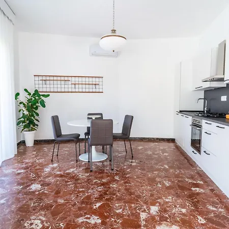 Helianthus Apartment